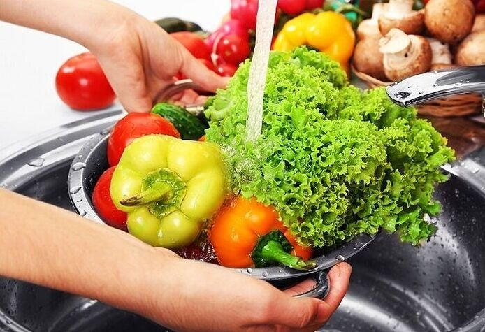 мите жугуштуу болтурбоо үчүн жашылчаларды жана чөптөрдү жуу